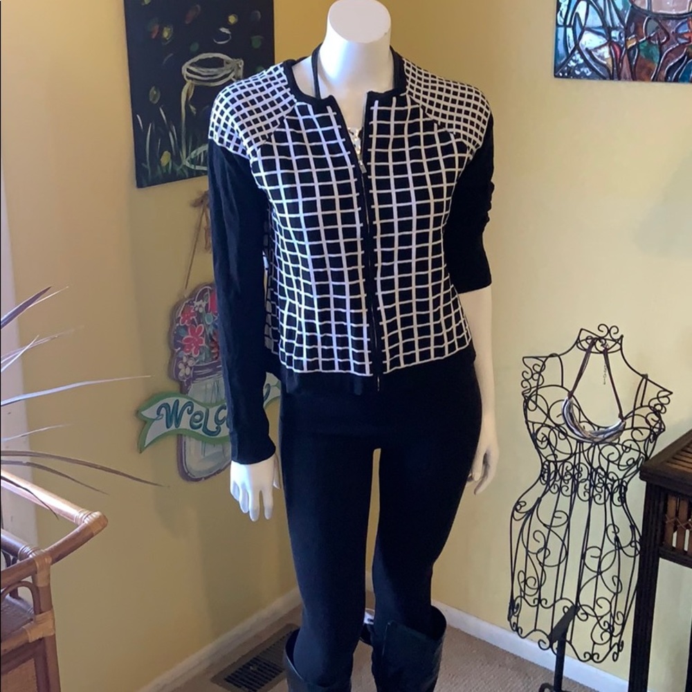 Premise sz med sweater. Black and white!